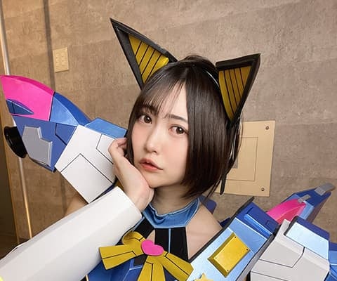 まるでガンダム！？空野青空が”武闘派インターネットエンジェル”コスプレを披露！