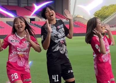 「どうしていつも可愛いの？」トリプルサッカー美女選手、”童心に帰った・オーラ放出ダンス”にファン陶酔！「何てかわいい3人」