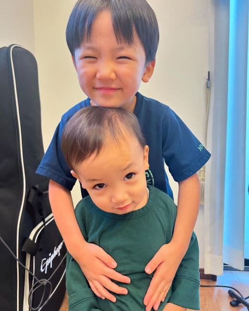 モデル・高橋ユウ、自身の子どもの写真を公開！3歳差の”だんご2兄弟”にファンが癒される