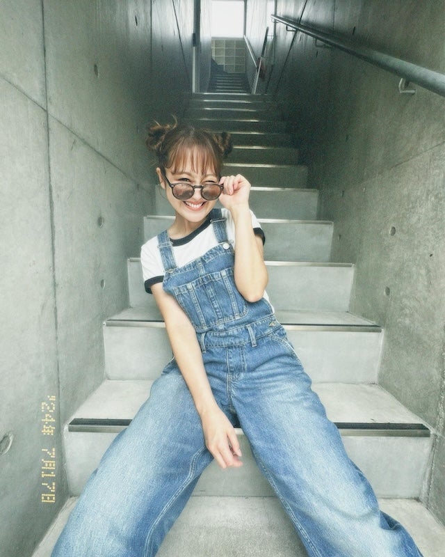 鈴木奈々のデニムコーデが可愛すぎる！「笑顔が素敵！」