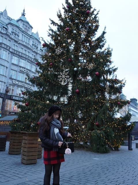 「赤チェックスカート世界一似合ってて好き」ももいろクローバーZ・佐々木彩夏のオフショットにファン大絶賛！