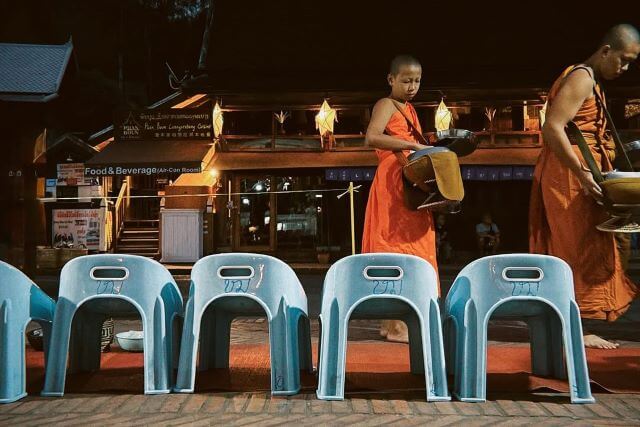 木﨑ゆりあ、静寂の托鉢に心奪われる。世界遺産ルアンパバーンの朝