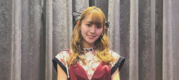 「お姫様みたい」と絶賛の声浅川梨奈、可愛いお洋服姿を披露！