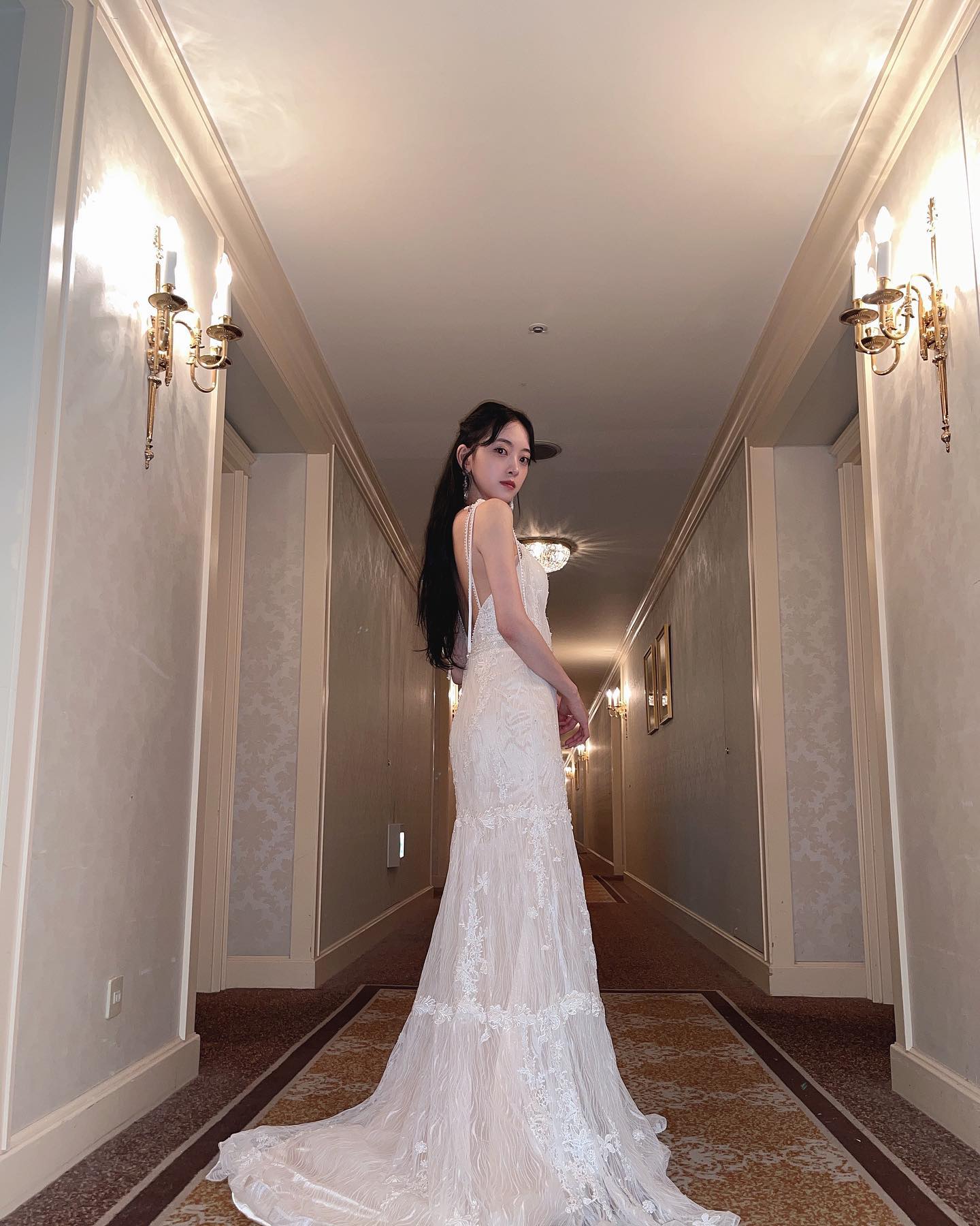 😳元乃木坂46堀未央奈さんがウェディングドレスを❗️「結婚するの⁉️」