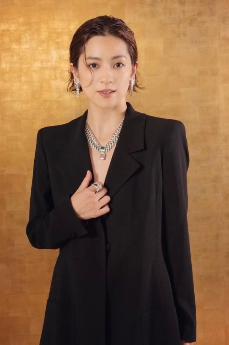 中村アンの胸元が大胆に開いたジャケット姿が美しすぎると話題に