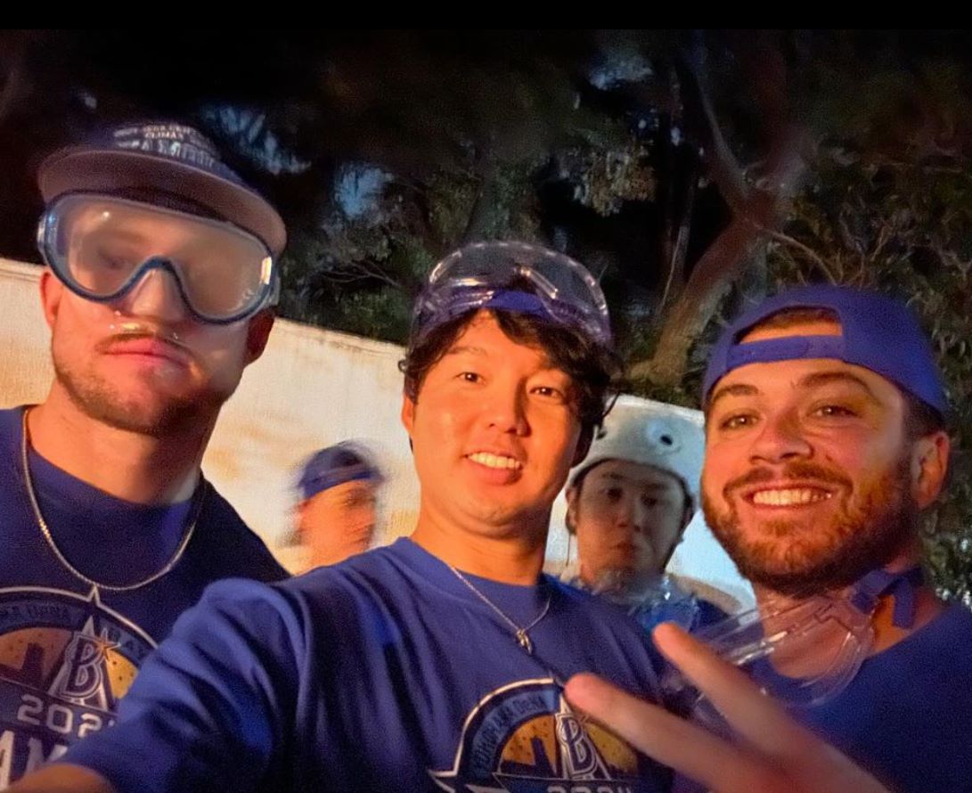 「最高の1日！」DeNA守護神がチームメイトと喜び分かち合う