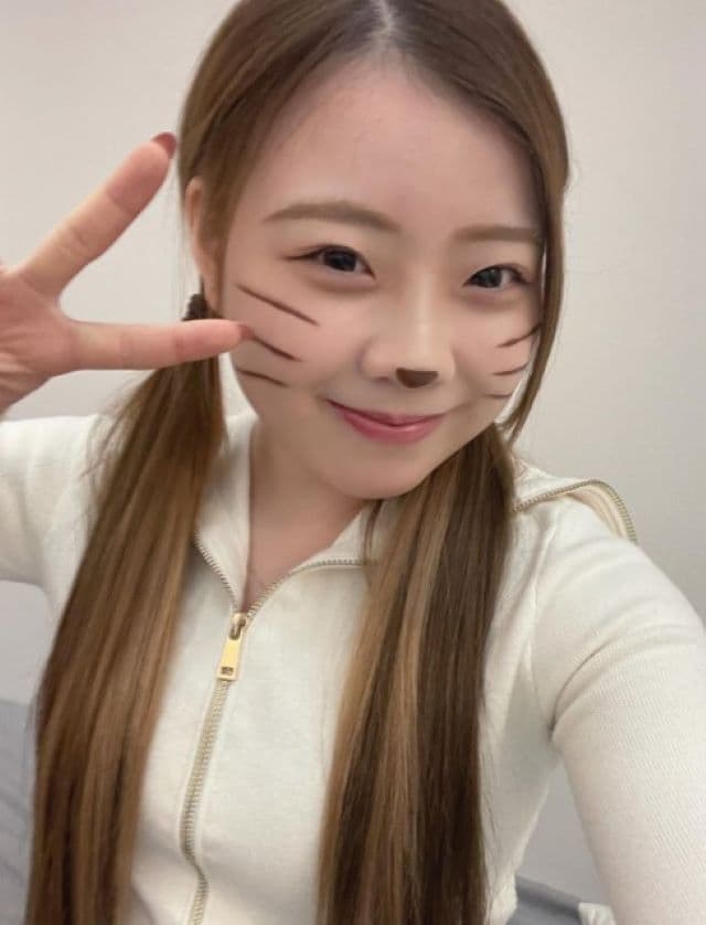 紀平梨花が猫風コスプレを披露「耳は脳内でつけておいてください」