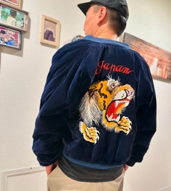 かまいたち山内がスカジャンの下に着ているのは、激アツの〇〇！