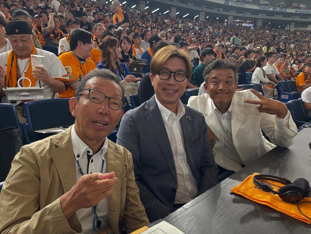 「ベイスターズのレジェンドはあの方！」元プロ野球選手・前田幸長、東京ドームのレジェズシートにてスリーショット！