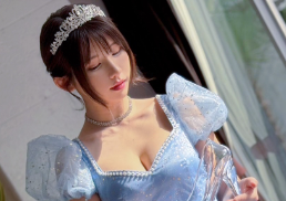 えなこ、シンデレラに変身！「ガラスの靴で動けず撮影」