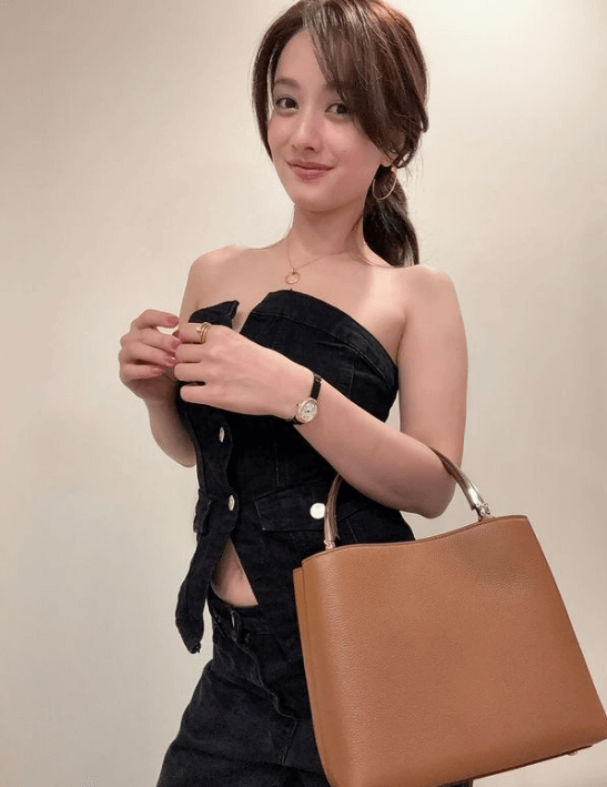 谷まりあ、超個性派セクシートップスとヘソ出し最新ショットでファンを釘付けに！