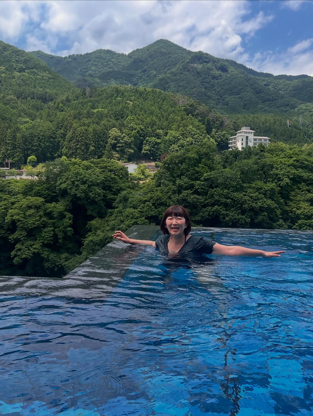 人気女性お笑い芸人、インフィニティプールで映えショット？！SixTONES ・髙地優吾、柳沢慎吾との3ショットも！