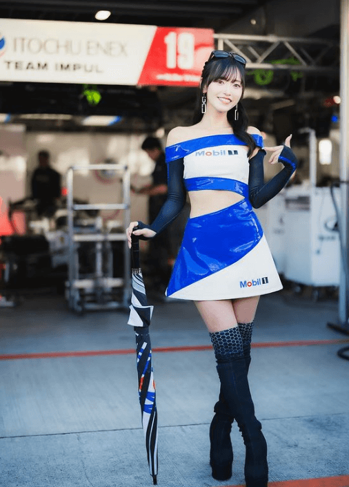 「奇跡の可愛さ」レースクイーンの引地裕美、青の閃光ショットを披露しファン夢心地に！