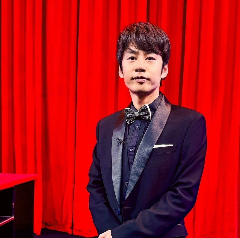 「かしこまった写真も良さげ！」中丸雄一が全身ブラックコーデ披露📸✨