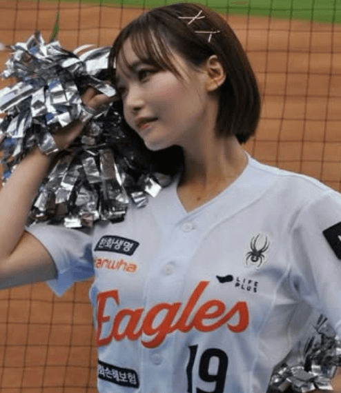 「ファン出動〜！」海外で活躍する美女チア、ホワイト＆オレンジのユニショットを披露！「とてもかわいい。応援するよ！」