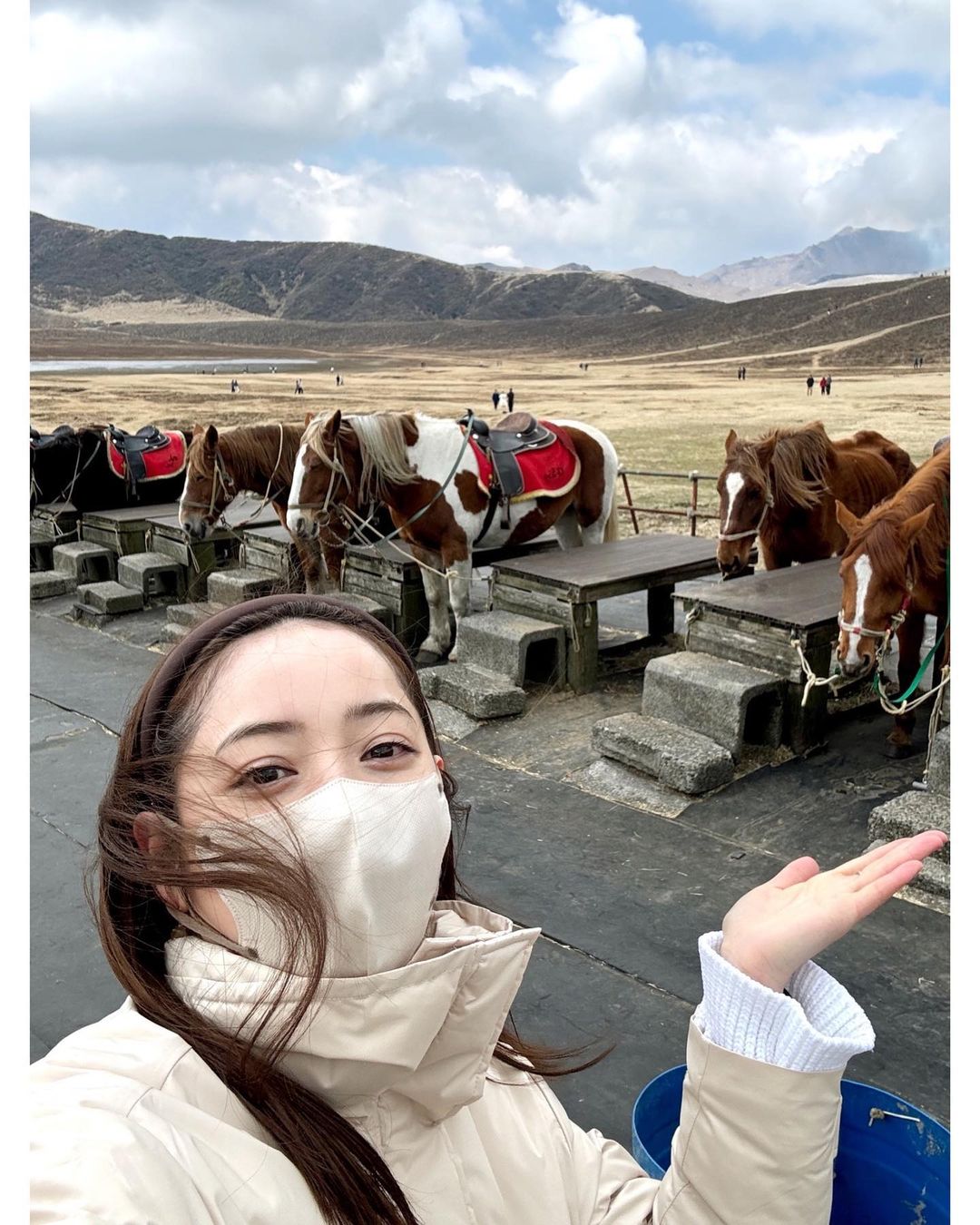 佐々木希 子供と一緒に阿蘇山にて乗馬体験 「また来ます熊本♡」