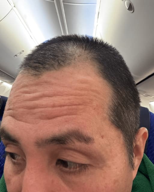 スリムクラブ内間、ここ20年で最高のロン毛に「老けたくねぇ？」と愛娘から指摘