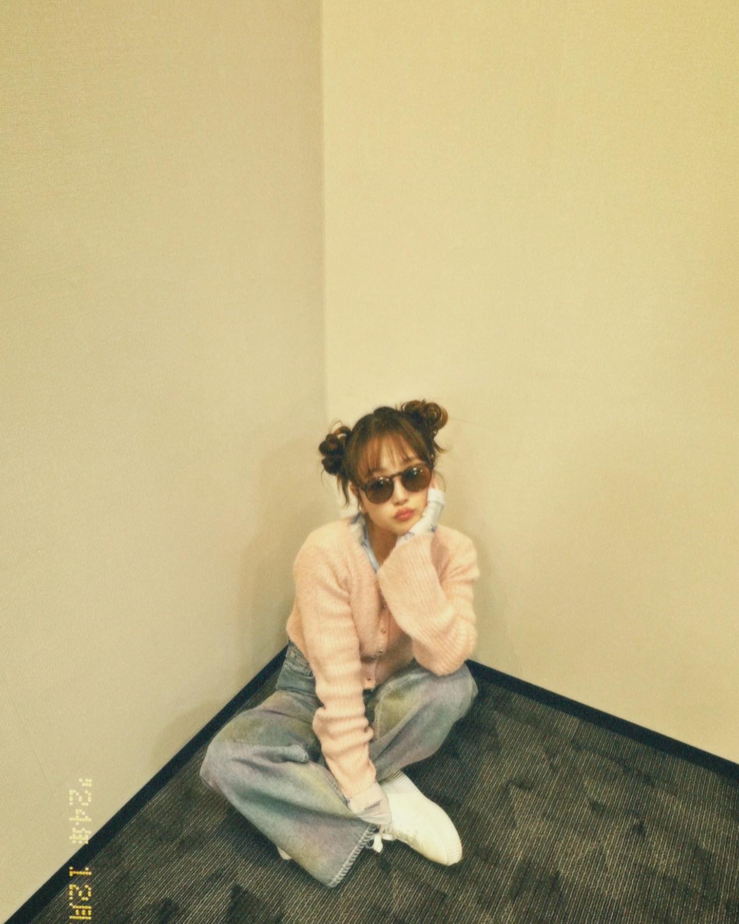 鈴木奈々、陽気さ溢れるお団子ヘアのカジュアルショットにファン「可愛い」