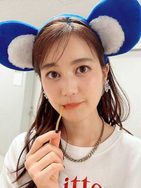 生田絵梨花、「いくドアラ」姿で芋けんぴを食す