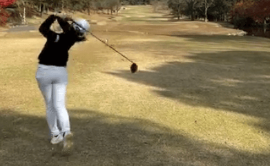「オッケーイ！！」ゴルフ場に鳴り響いた”凄まじきボイス”、美女ゴルファーの激烈スイングムービーに反響続出！