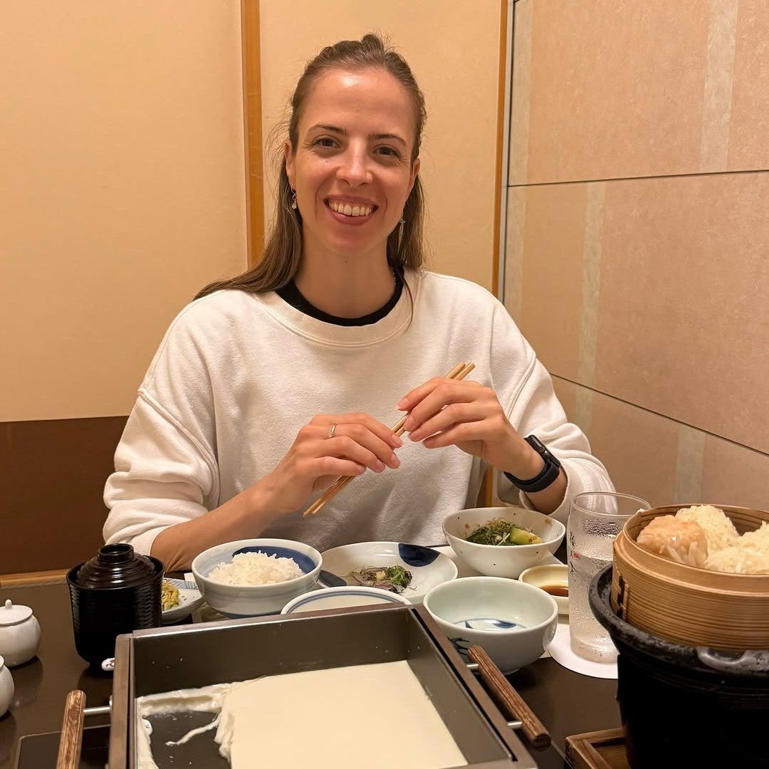 カロリーナ・コストナー、日本でのコーチ歴と共に箸遣いも上手に！笑顔で和食を堪能