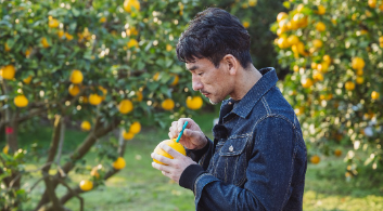 「ミカン畑が似合いすぎる男」中田英寿、愛媛の農園で自然体のプライベートショット！