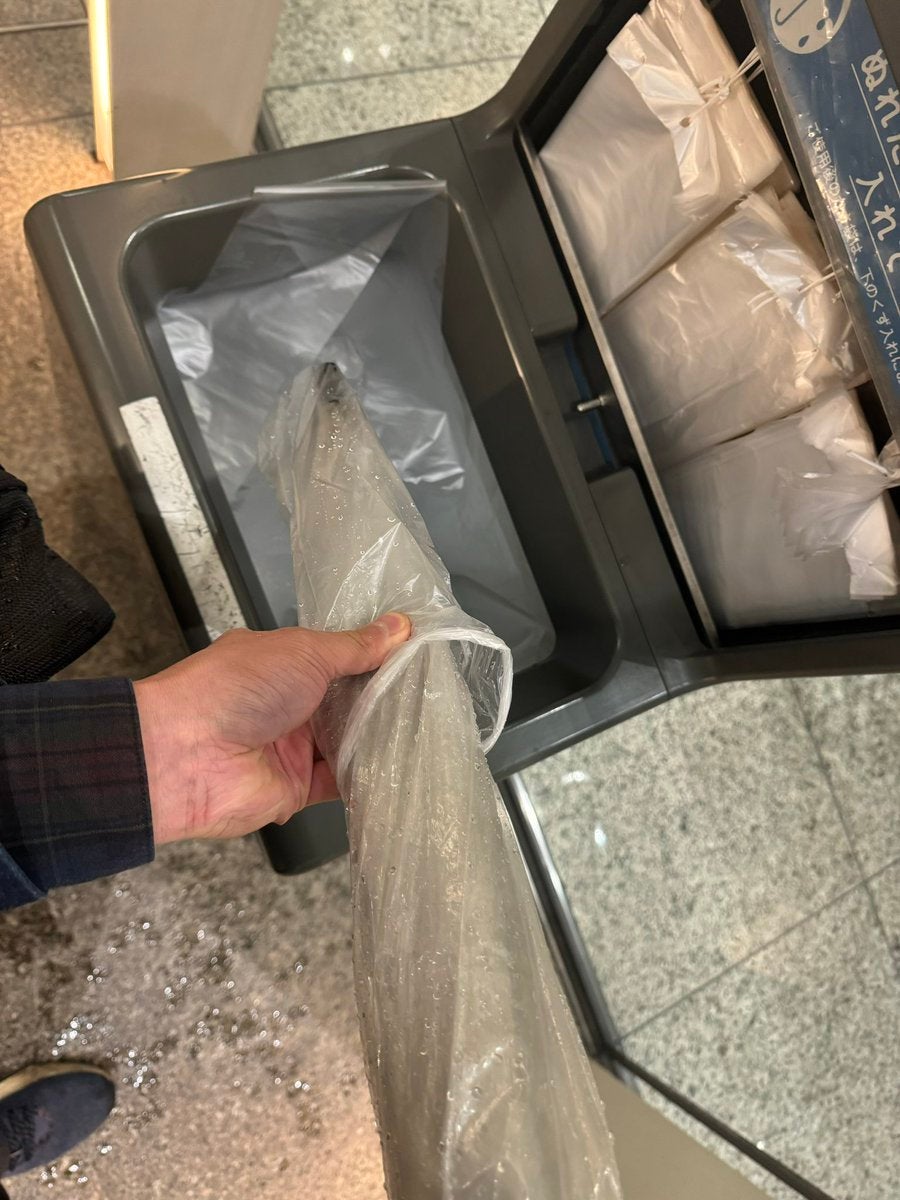 「使用済みの方から一枚取って」　マシンガンズ滝沢、自身の傘袋の使い方を紹介