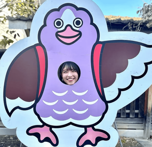 「ぶちめちゃ可愛いですね」美女アナウンサー、微笑みMAXの”そば活＆小鳥にハマったショット”に反響続出！「美人やなぁ〜」