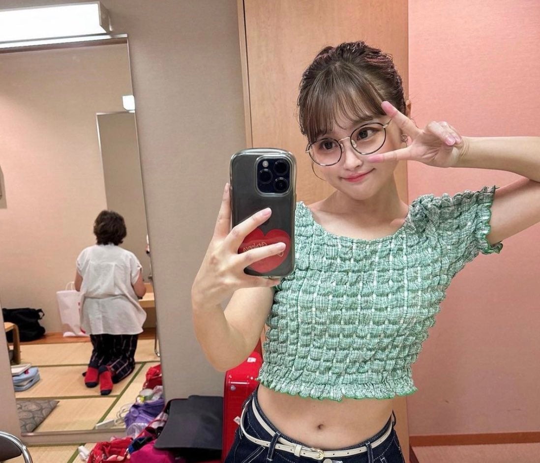 鈴木奈々の「ヘソ出しコーデ」がセクシーすぎる