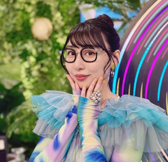 ハシヤスメ・アツコ、個性あふれる“出演衣装まとめ”を公開！番組別スタイル披露