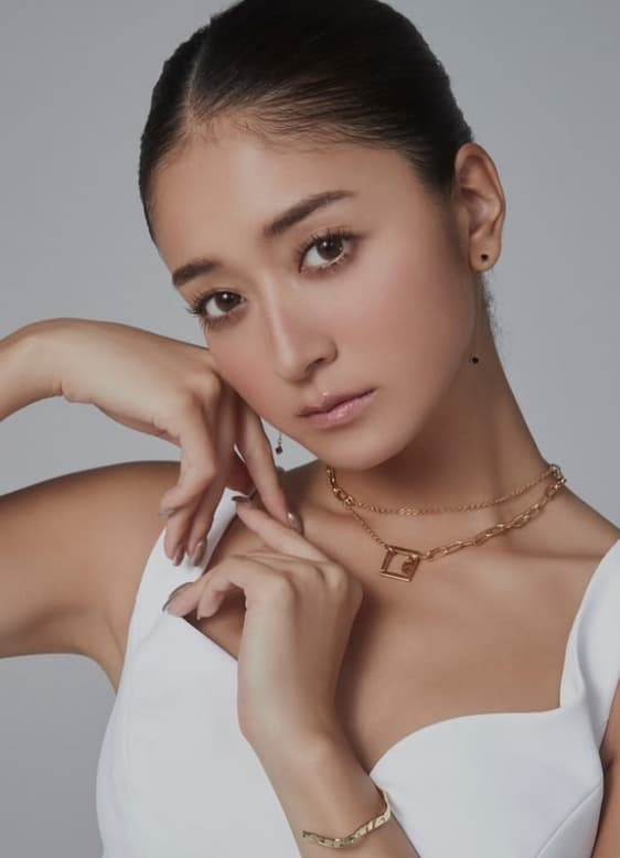 急にかわいくなりだしたひと！？人気タレント〇〇新作ビジュ登場！シルバーも選べるよ