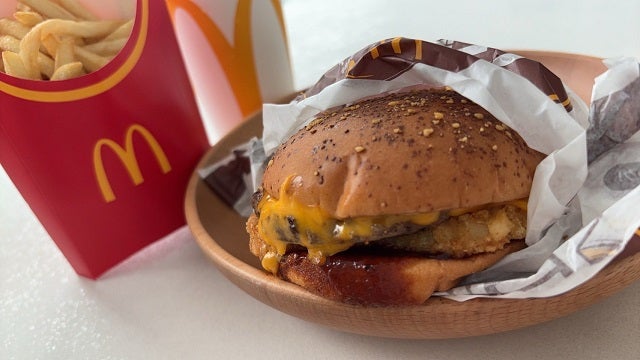 ホロライブ・宝鐘マリンがマクドナルドとコラボ！早速あのメニューを実食!?