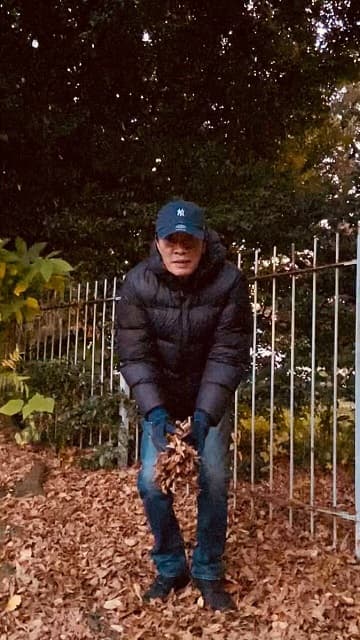 「5歳児かな？」強面俳優 遠藤憲一が落ち葉を楽しむスローモーションムービーを公開！おちゃめな姿に反響