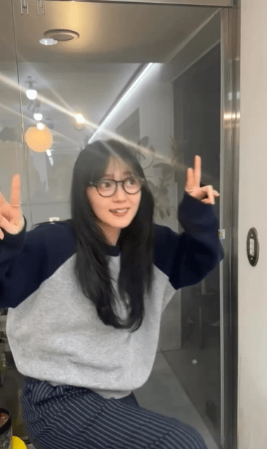 元℃-ute・鈴木愛理「黒ぶちメガネ×お茶目ダブルピース」動画にファンキュンキュン！