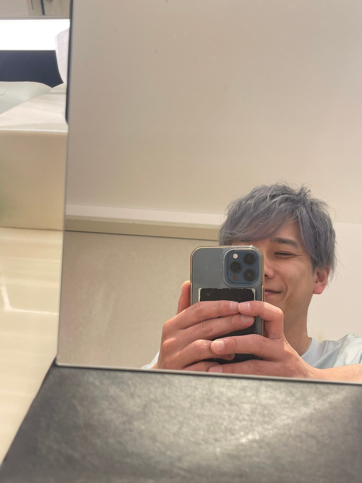 また髪色チェンジ！？二宮和也の新しい銀髪姿に目が離せない