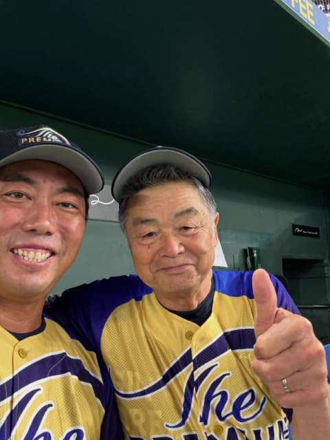 「代打の神様 まだまだ元気です」上原浩治がレジェンド・川藤幸三とのツーショットを披露。