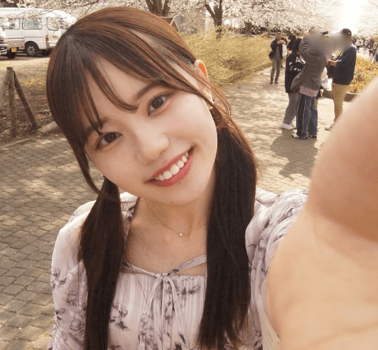 「エグかわい」女子大生の美女タレント、散りゆく桜をバックに”微笑みの美ショット”を披露！ファン桃源郷へ「笑顔で元気になれる」
