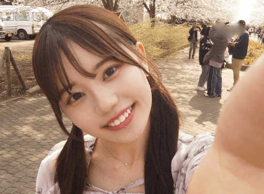 「エグかわい」女子大生の美女タレント、散りゆく桜をバックに”微笑みの美ショット”を披露！ファン桃源郷へ「笑顔で元気になれる」