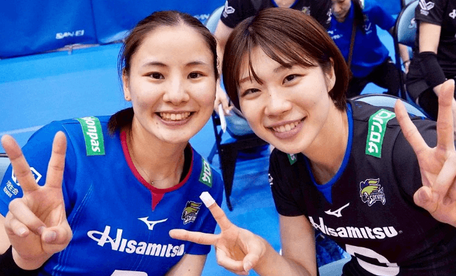 「めっちゃ素敵な笑顔」美女バレーボーラー、岡山大会をエンジョイ！コート内の”美ショット＆トス姿”を披露「応援してるでぇ」