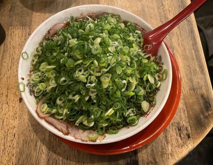 クロちゃん　ネギたっぷりで体に優しい！朝昼兼用のラーメンが最高すぎる！？