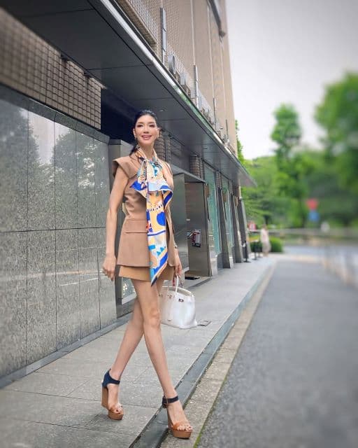 アンミカ、真夏日のような日差しの東京で、美脚が際立つ大人の短パンコーデを披露！