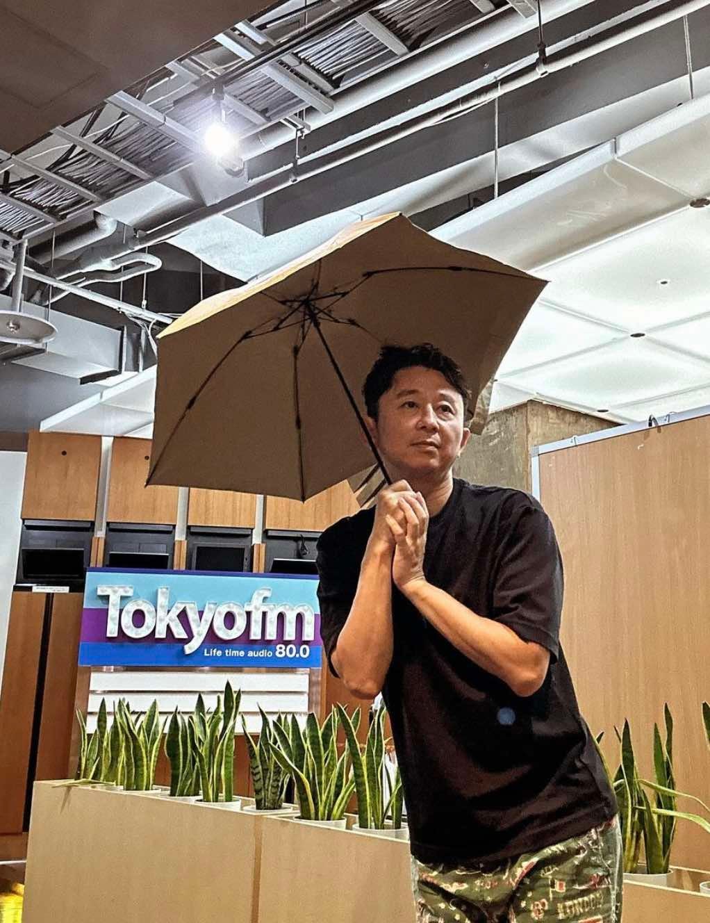 有吉弘行が室内で日傘「可愛すぎる」