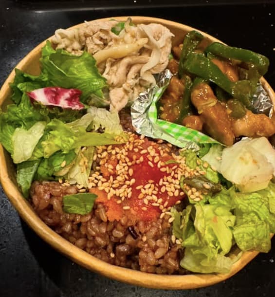 西山茉希が国産玄米を使用した豪快丼ショットを披露！