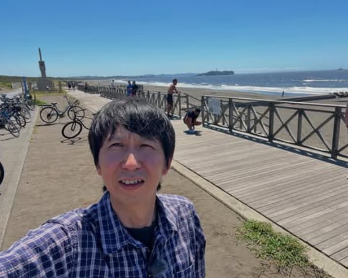 アンガールズ山根良顕が夏の本番を感じさせる江ノ島ショットを投稿！