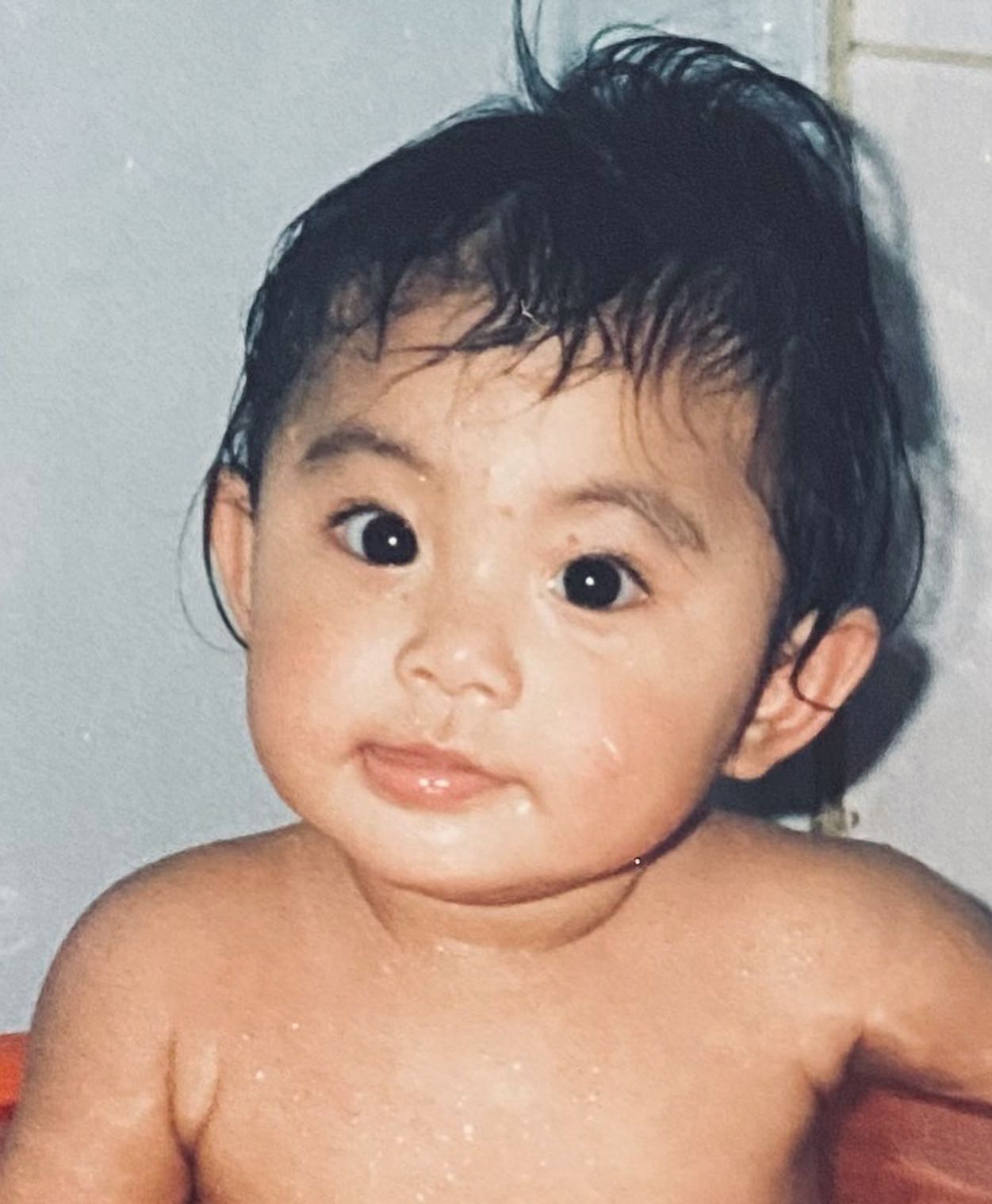 誰の幼少期写真…？👀✨あの大物アイドルの投稿にファン釘付け😍