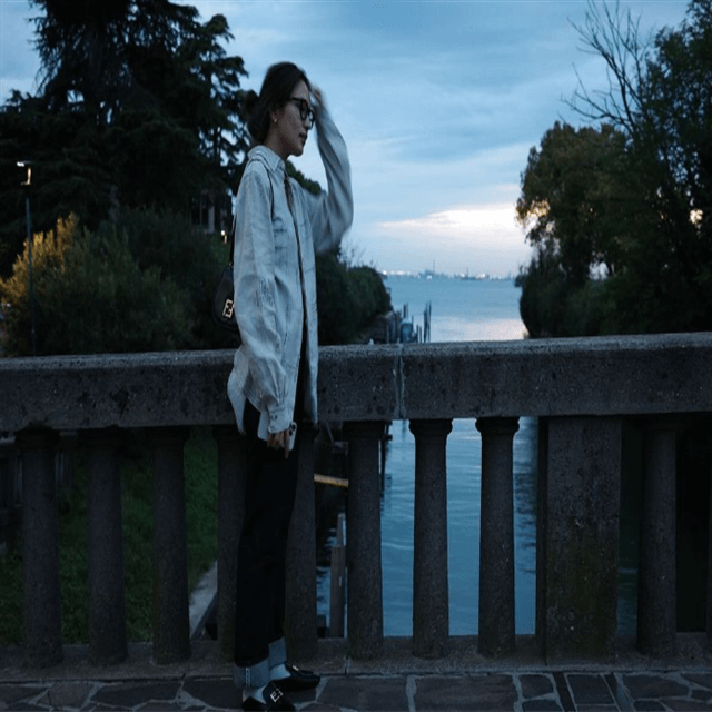 川口春奈が溶け込む、日常の”美クール”なオフショットがファンに反響