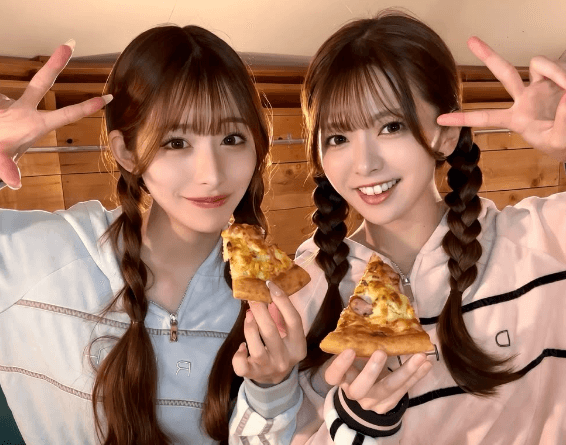 「かわいすぎです」ダブルラウンドガール、おさげの”ツイン・ビューティーショット”にファンノックアウト！