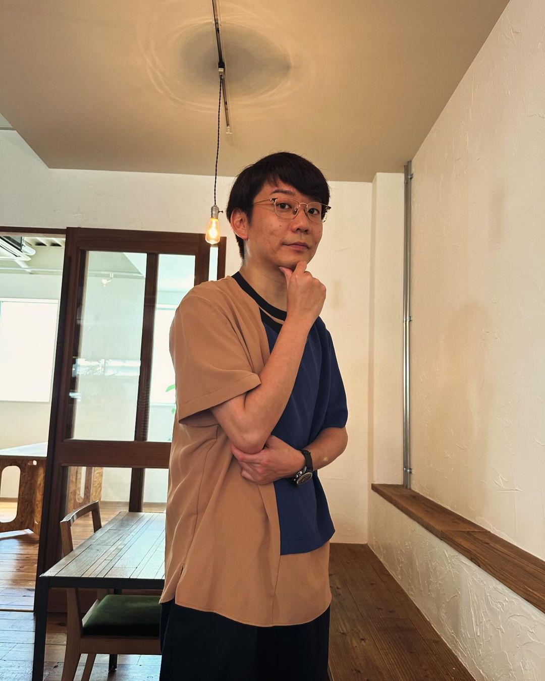 あの名探偵にソックリ！？人気芸人のオフショットが話題「迷探偵じゃん」「主演ドラマ決定ですね」