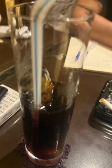 バッドボーイズ清人が「色々と頭の中で考えながら…」とアイスコーヒーを啜る？