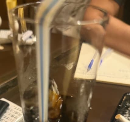 バッドボーイズ清人が「色々と頭の中で考えながら…」とアイスコーヒーを啜る？